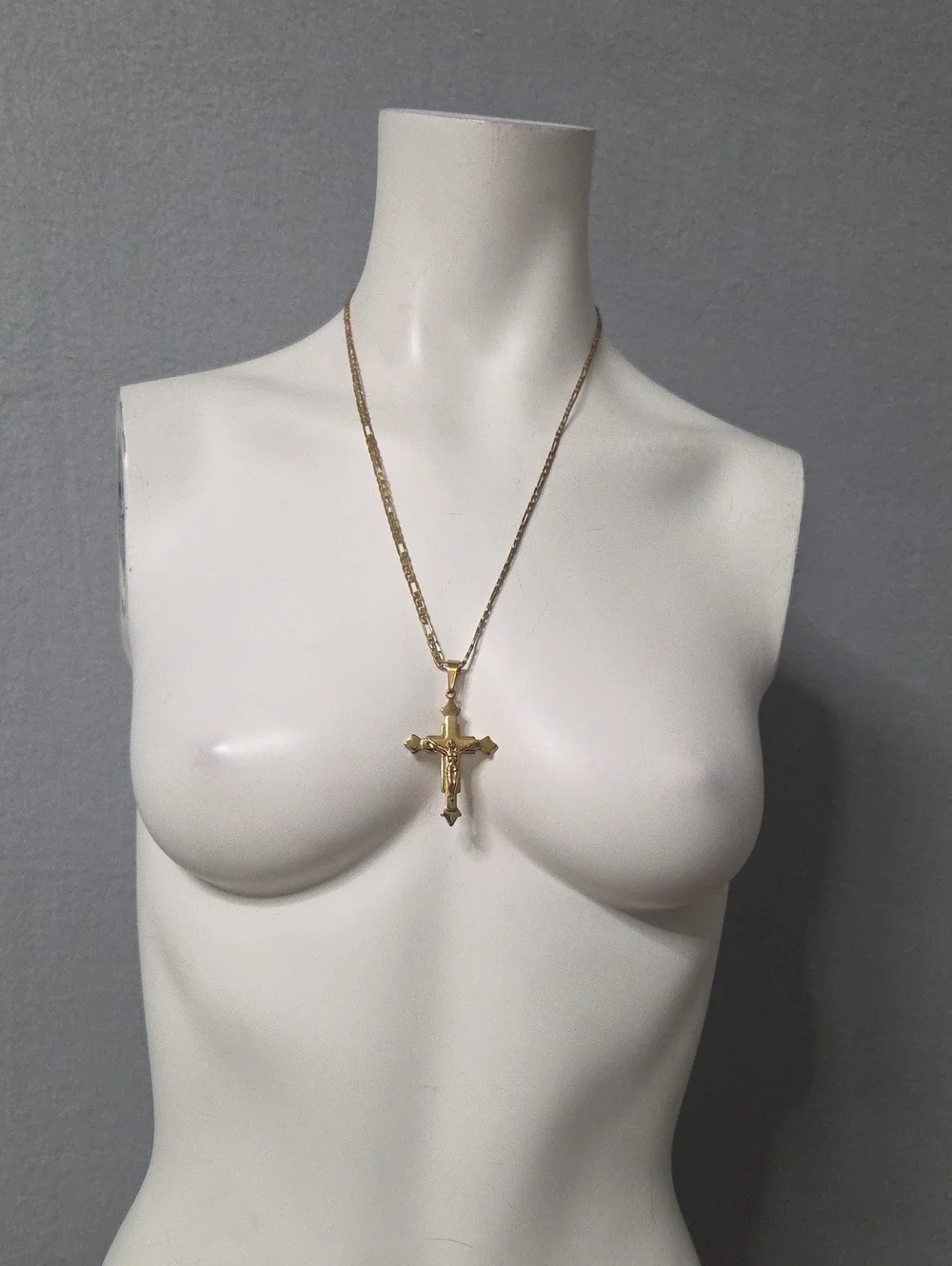 Stunning Gold-Toned Figaro Chain & Crucifix Cross Pendant Necklace! ✨